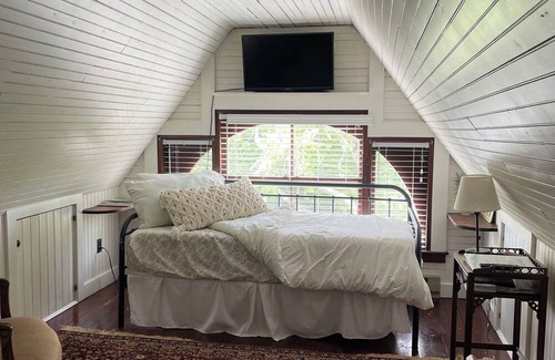 Barnstable Cama Y Desayuno | Victorian by the Sea - Tower Room at Beechwood Manor
