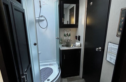Amboy Casa | Cozy Glamping RV Hot Tub, Fire Pit & Nature Escape
