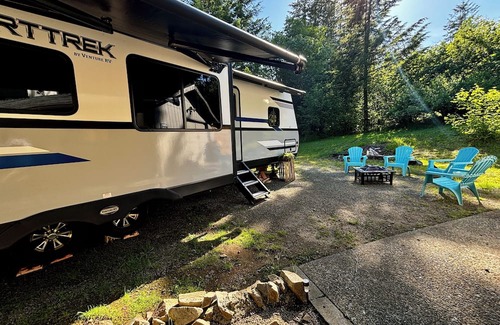 Amboy Casa | Cozy Glamping RV Hot Tub, Fire Pit & Nature Escape