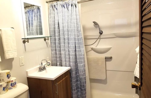 Eastport Cabaña | Cozy 2 bedroom cottage with deep water frontage