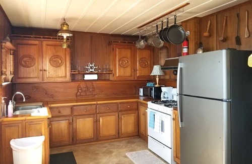 Eastport Cabaña | Cozy 2 bedroom cottage with deep water frontage