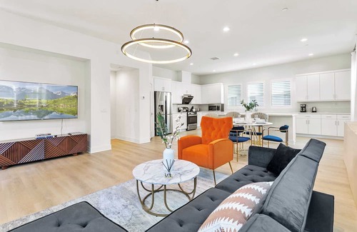 Platinum Triangle Casa | Modern 3B 2.5BA l Near Disney l Pet-Friendly