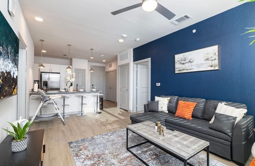 Lewisville Apartamento | Elegant 2BD: Pool, Fitness & Organized Workspace