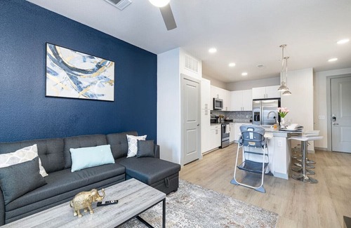 Lewisville Apartamento | Elegant Lakeside 1BD: Pool, Gym & Cozy Workspace