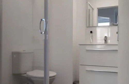Saint-Renan Apartamento | Complete accommodation for 2 people, independent access, separate bedroom.