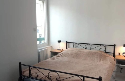 Saint-Renan Apartamento | Complete accommodation for 2 people, independent access, separate bedroom.