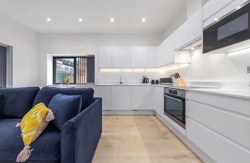 Canbury Apartamento | Experience the ambience and comfort of home for as long as you like.