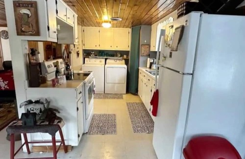 Belgrade Cabaña | Welcome to Black Bear Cottage in desirable Pinkham's cove with water views!