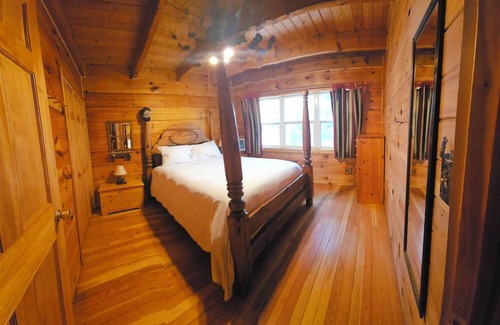Siren Cabina | Private Cabin in the Woods...on a Lake. Family and Dog Friendly