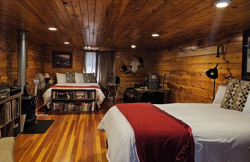 Siren Cabina | Private Cabin in the Woods...on a Lake. Family and Dog Friendly