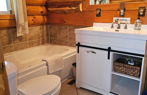 Siren Cabina | Private Cabin in the Woods...on a Lake. Family and Dog Friendly