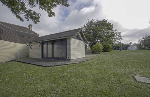 Tracy-sur-Mer Apartamento | La brise marine, studio with shared garden