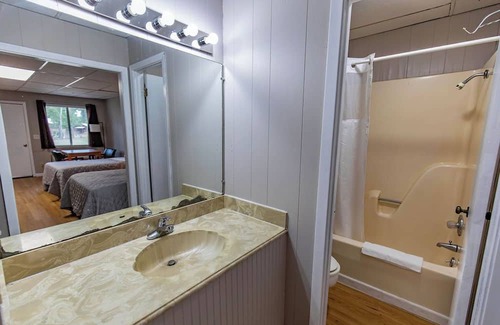 Dry Creek Cabina | Escape to Bundick Lake: Your Charming Cabin Retreat Awaits