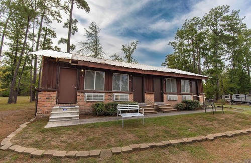 Dry Creek Cabina | Nature's Embrace: Your Cabin Oasis at Bundick Lake Retreat