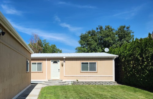 Sunland Estates Casa | Cozy 2 bedroom Sunland home with private yard 6 miles from the Gorge