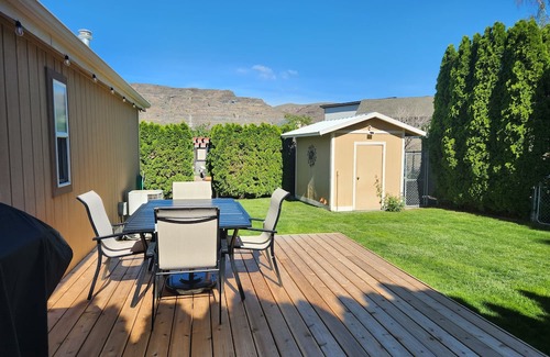 Sunland Estates Casa | Cozy 2 bedroom Sunland home with private yard 6 miles from the Gorge