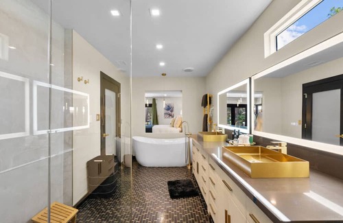 Ladera Heights Casa | Luxury 3+3 with Spacious Yard w/ Car + Chef option