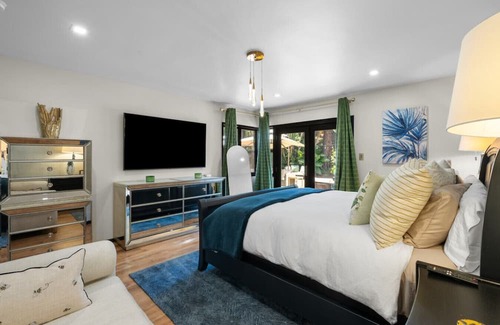 Ladera Heights Casa | Luxury 3+3 with Spacious Yard w/ Car + Chef option