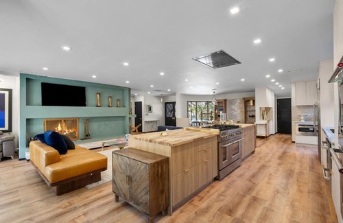 Ladera Heights Casa | Luxury 3+3 with Spacious Yard w/ Car + Chef option