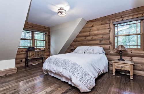 North Frontenac Cabina | Heron Lodge | Gorgeous theater, hot tub, & private waterfront near Calabogie