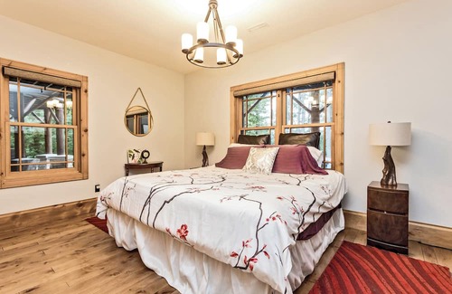 North Frontenac Cabina | Heron Lodge | Gorgeous theater, hot tub, & private waterfront near Calabogie