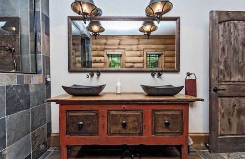 North Frontenac Cabina | Heron Lodge | Gorgeous theater, hot tub, & private waterfront near Calabogie