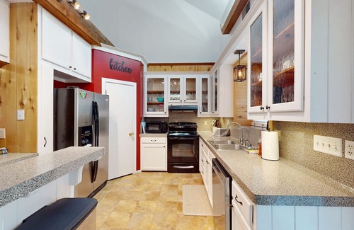 Conroe Casa | Spacious home with backyard & firepit