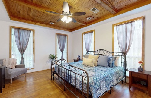 Conroe Casa | Spacious home with backyard & firepit