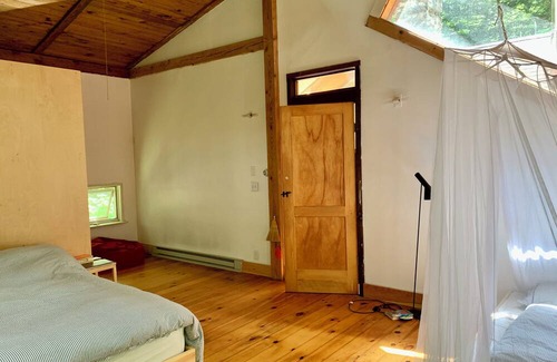 Bearsville Cabina | Summer Cabin in the Catskills Woods close to swimming and camps