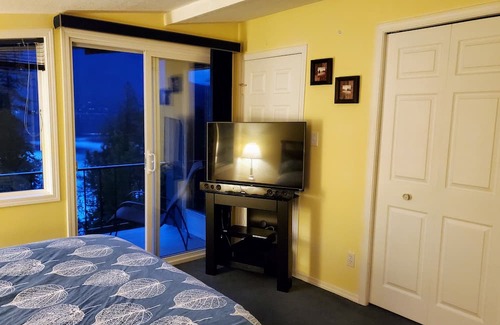Eagle Bay Cama Y Desayuno | Suite Retreat at the Lakehouse, with lake access and beautiful lake views.