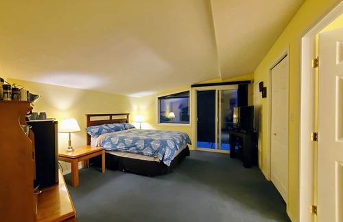 Eagle Bay Cama Y Desayuno | Suite Retreat at the Lakehouse, with lake access and beautiful lake views.