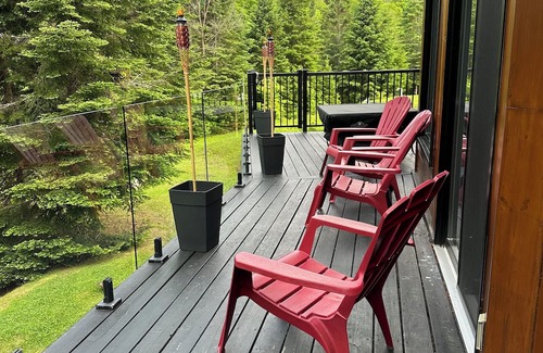 Sainte-Ann-des-Lacs Cabaña | Lakeside Oasis: Perfect for Couples & Families! Private Dock, Kayaks, Ski Trails