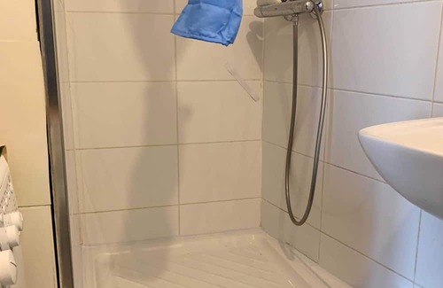 Conflans-Sainte-Honorine Apartamento | Homerez - Studio Conflans, lake view