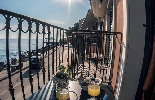 Capo Mulini Casa | Homerez - Spacious house and sea view - Acireale