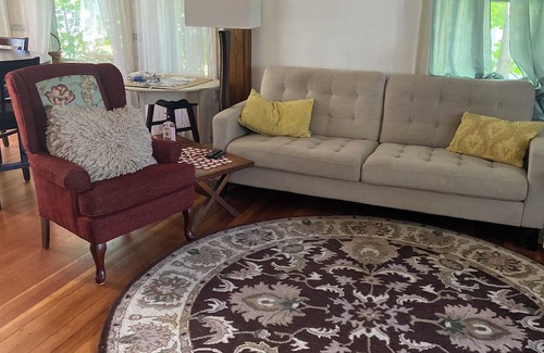 North Andover Cama Y Desayuno | Comfortable room in house with shared bath , use of common area, porch , pool.