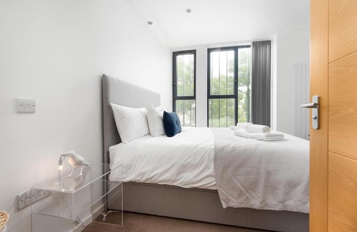 Grove Apartamento | Modern Kingston Home close to Hampton Court Palace by UnderTheDoormat