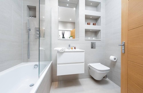Grove Apartamento | Modern Kingston Home close to Hampton Court Palace by UnderTheDoormat