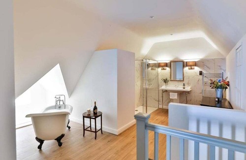 Beverston Condominio | Tranquil 1 Bed/1 Bath Getaway at Beverston Castle