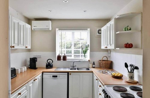 Beverston Casa | Charming 2 Bed/1 Bath Bungalow in Beverston Castle
