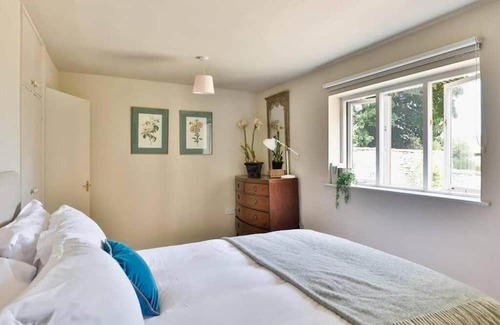 Beverston Casa | Charming 2 Bed/1 Bath Bungalow in Beverston Castle