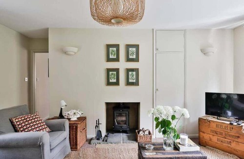 Beverston Casa | Charming 2 Bed/1 Bath Bungalow in Beverston Castle