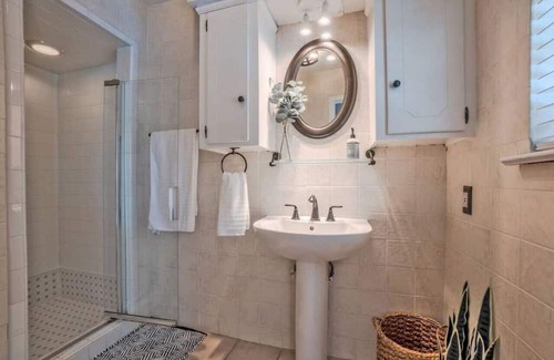 Northeast Dallas Casa | East Dallas Oasis - Hot Tub!