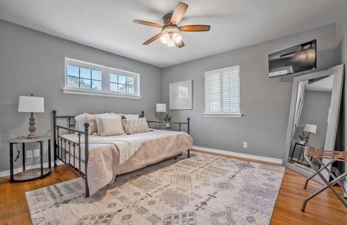 Northeast Dallas Casa | East Dallas Oasis - Hot Tub!