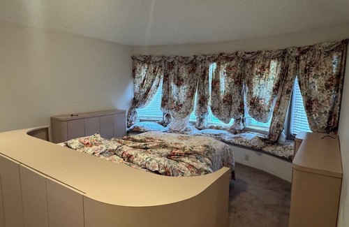 Margate City Casa | 5 Bed, 3.5 Bath, Bayfront, POOL, boat slip 2 car garage, Pet friendly, sleeps 10