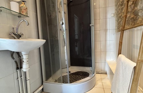 Saint-Pierre-de-Juillers Cabaña | Pretty One Bedroom Gite in tranquil rural location