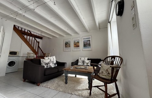 Saint-Pierre-de-Juillers Cabaña | Pretty One Bedroom Gite in tranquil rural location