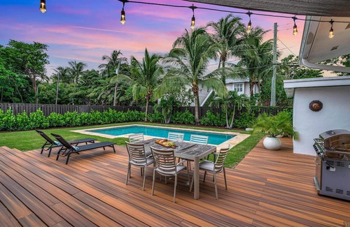 Victoria Park Casa | Centrally Located Heated Pool Lush Tropical Surrounding Oasis Key Resldences