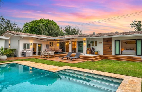 Victoria Park Casa | Centrally Located Heated Pool Lush Tropical Surrounding Oasis Key Resldences