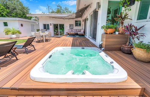 Victoria Park Casa | Centrally Located Heated Pool Lush Tropical Surrounding Oasis Key Resldences