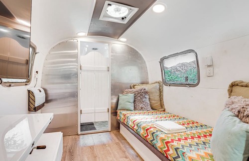 Kaweah Apartamento | Retro Airstream w/ Hot Tub, 8 Mi to Sequoia NP!